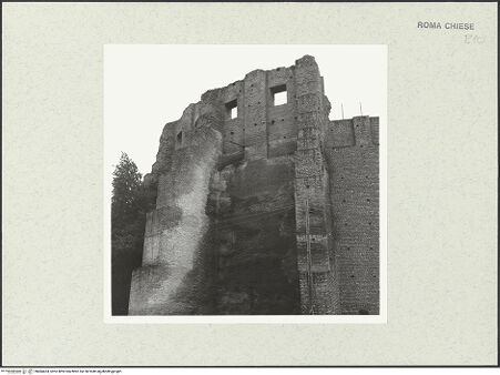 Vorderseite von Bibliotheca Hertziana [https://www.deutsche-digitale-bibliothek.de/content/lizenzen/rv-fz/] Coemeterium Agnetis - Außenwand der Rundung von Osten, Detail: Joch zwischen zwei Strebepfeilern, bh484424_recto. Foto: Krautheimer, Richard.