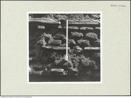 Vorderseite von Bibliotheca Hertziana [https://www.deutsche-digitale-bibliothek.de/content/lizenzen/rv-fz/] Coemeterium Agnetis - Außenwand der Rundung von Osten, Joch zwischen zwei Strebepfeilern, Detail: Mauerwerk, bh484425_recto. Foto: Krautheimer, Richard.