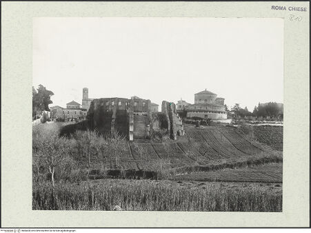 Vorderseite von Musei Vaticani [https://www.deutsche-digitale-bibliothek.de/content/lizenzen/rv-ez/] Coemeterium Agnetis - Ansicht des Komplexes von Osten vor der Restaurierung mit S. Agnese und S. Costanza im Hintergrund, bh484428_recto. Foto.