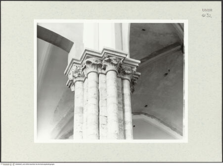 Vorderseite von Bibliotheca Hertziana [https://www.deutsche-digitale-bibliothek.de/content/lizenzen/rv-fz/] San Fortunato - Mittelschiffspfeiler, Kapitell, bh484442_recto. Foto: Savio, Oscar.