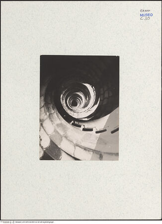 Vorderseite von unbekannt [https://www.deutsche-digitale-bibliothek.de/content/lizenzen/rv-fz/] Castel NuovoSala dei Baroni - Wendeltreppe, Ansicht von oben nach unten, bh484482_recto. Foto.