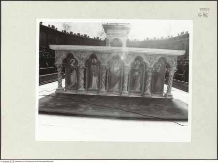 Vorderseite von Bibliotheca Hertziana [https://www.deutsche-digitale-bibliothek.de/content/lizenzen/rv-fz/] Stipes des Hauptaltares - Ansicht vom Mittelschiff (mit gotisierenden Bildfeldern des 19. Jahrhunderts), bh484605_recto. Foto: Savio, Oscar.