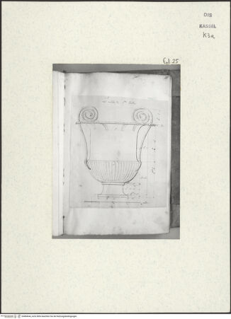 Vorderseite von Staatliche Kunstsammlungen, Schloss Wilhelmshöhe [https://www.deutsche-digitale-bibliothek.de/content/lizenzen/rv-ez/] Skizzenbuch der römischen ReiseFol. 25: Vorderansicht eines monumentalen römischen Kantharos im Atrium von Santa Cecilia in Trastevere - , bh484644_recto. Foto.