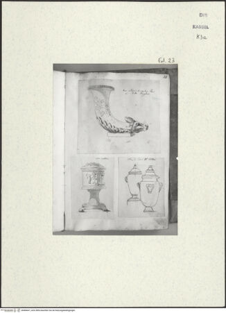 Vorderseite von Staatliche Kunstsammlungen, Schloss Wilhelmshöhe [https://www.deutsche-digitale-bibliothek.de/content/lizenzen/rv-ez/] Skizzenbuch der römischen ReiseFol. 23: Antike Marmorvase in der Villa Borghese, reliefierte Urne in der Villa Mattei und zwei Urnen in der Sammlung Kardinals Alessandro Albanis - , bh484647_recto. Foto.