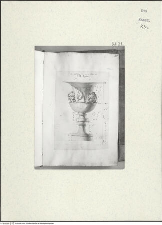 Vorderseite von Staatliche Kunstsammlungen, Schloss Wilhelmshöhe [https://www.deutsche-digitale-bibliothek.de/content/lizenzen/rv-ez/] Skizzenbuch der römischen ReiseFol. 21: Antike Marmorvase in der Villa Borghese - , bh484648_recto. Foto.