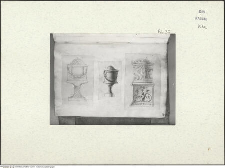 Vorderseite von Staatliche Kunstsammlungen, Schloss Wilhelmshöhe [https://www.deutsche-digitale-bibliothek.de/content/lizenzen/rv-ez/] Skizzenbuch der römischen ReiseFol. 30: Drei Römische Prunkurnen in der Villa Mattei - , bh484666_recto. Foto.