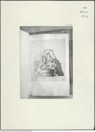 Vorderseite von Staatliche Kunstsammlungen, Schloss Wilhelmshöhe [https://www.deutsche-digitale-bibliothek.de/content/lizenzen/rv-ez/] Skizzenbuch der römischen ReiseFol. 88: Brunnen im Hof eines Palazzo beim Trevibrunnen - , bh484747_recto. Foto.