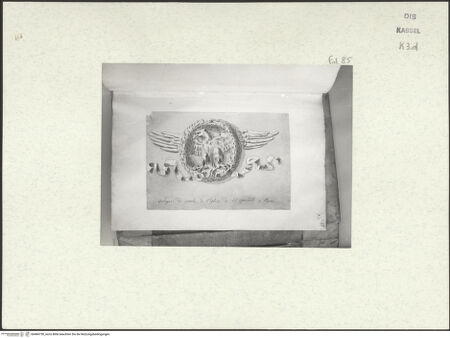 Vorderseite von Staatliche Kunstsammlungen, Schloss Wilhelmshöhe [https://www.deutsche-digitale-bibliothek.de/content/lizenzen/rv-ez/] Skizzenbuch der römischen ReiseFol. 85: Römisches Relief in der Vorhalle von Santi Apostoli, Adler im Eichenlaubkranz - , bh484750_recto. Foto.