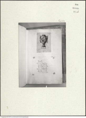 Vorderseite von Staatliche Kunstsammlungen, Schloss Wilhelmshöhe [https://www.deutsche-digitale-bibliothek.de/content/lizenzen/rv-ez/] Skizzenbuch der römischen ReiseFol. 83: Römische Urne und Studie einer Deckenkassettierung - , bh484752_recto. Foto.