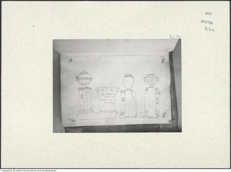 Vorderseite von Staatliche Kunstsammlungen, Schloss Wilhelmshöhe [https://www.deutsche-digitale-bibliothek.de/content/lizenzen/rv-ez/] Skizzenbuch der römischen ReiseFol. 70: Drei römische Graburnen und ein Grabstein mit griechischer Inschrift - , bh484754_recto. Foto.