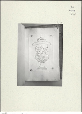 Vorderseite von Staatliche Kunstsammlungen, Schloss Wilhelmshöhe [https://www.deutsche-digitale-bibliothek.de/content/lizenzen/rv-ez/] Skizzenbuch der römischen ReiseFol. 71: Römische Urne mit bacchantischer Szene - , bh484755_recto. Foto.