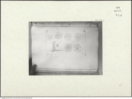 Vorderseite von Staatliche Kunstsammlungen, Schloss Wilhelmshöhe [https://www.deutsche-digitale-bibliothek.de/content/lizenzen/rv-ez/] Skizzenbuch der römischen ReiseFol. 81 verso: Studien der Rosetten der Gewölbekassettierung des Septimius-Severus-Bogens - , bh484761_recto. Foto.