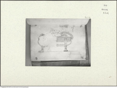 Vorderseite von Staatliche Kunstsammlungen, Schloss Wilhelmshöhe [https://www.deutsche-digitale-bibliothek.de/content/lizenzen/rv-ez/] Skizzenbuch der römischen ReiseFol. 76: Antiker Sarkophag - , bh484766_recto. Foto.