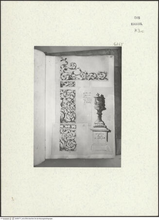Vorderseite von Staatliche Kunstsammlungen, Schloss Wilhelmshöhe [https://www.deutsche-digitale-bibliothek.de/content/lizenzen/rv-ez/] Skizzenbuch der römischen ReiseFol. 65: Rankendekoration in Santa Susanna und römische Urne im Quirinalsgarten - , bh484771_recto. Foto.