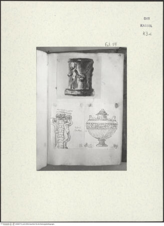 Vorderseite von Staatliche Kunstsammlungen, Schloss Wilhelmshöhe [https://www.deutsche-digitale-bibliothek.de/content/lizenzen/rv-ez/] Skizzenbuch der römischen ReiseFol. 59: Römischer Altar, ein Gebälk stützender Satyr im Garten des Palazzo Barberini und eine Vase - , bh484775_recto. Foto.