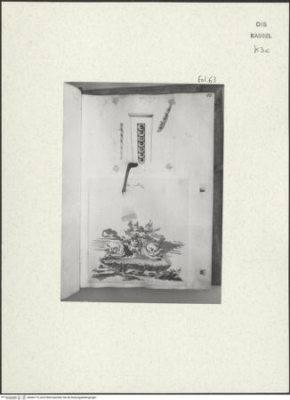 Vorderseite von Staatliche Kunstsammlungen, Schloss Wilhelmshöhe [https://www.deutsche-digitale-bibliothek.de/content/lizenzen/rv-ez/] Skizzenbuch der römischen ReiseFol. 63 recto: Dekorationsdetail und Brunnen in der Villa Patrizzi - , bh484779_recto. Foto.