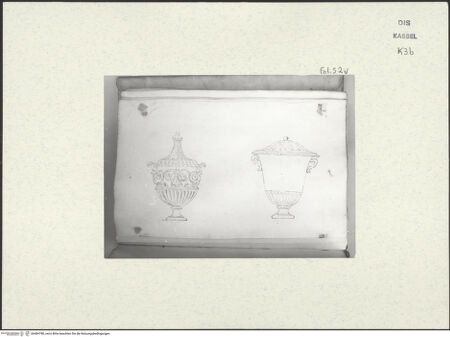 Vorderseite von Staatliche Kunstsammlungen, Schloss Wilhelmshöhe [https://www.deutsche-digitale-bibliothek.de/content/lizenzen/rv-ez/] Skizzenbuch der römischen ReiseFol. 52 verso: Zwei römische Steinvasen - , bh484780_recto. Foto.