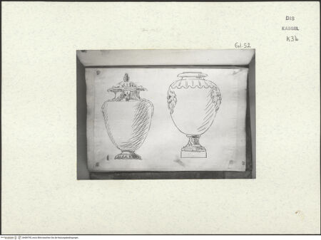 Vorderseite von Staatliche Kunstsammlungen, Schloss Wilhelmshöhe [https://www.deutsche-digitale-bibliothek.de/content/lizenzen/rv-ez/] Skizzenbuch der römischen ReiseFol. 52 recto: Zwei römische Steinvasen - , bh484790_recto. Foto.