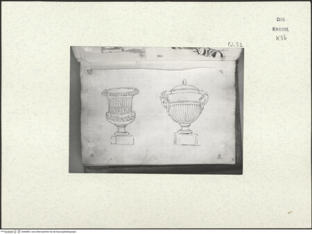 Vorderseite von Staatliche Kunstsammlungen, Schloss Wilhelmshöhe [https://www.deutsche-digitale-bibliothek.de/content/lizenzen/rv-ez/] Skizzenbuch der römischen ReiseFol. 51 recto: Zwei römische Steinvasen - , bh484801_recto. Foto.