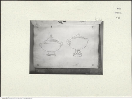 Vorderseite von Staatliche Kunstsammlungen, Schloss Wilhelmshöhe [https://www.deutsche-digitale-bibliothek.de/content/lizenzen/rv-ez/] Skizzenbuch der römischen ReiseFol. 49: Zwei antike Steinvasen - , bh484803_recto. Foto.