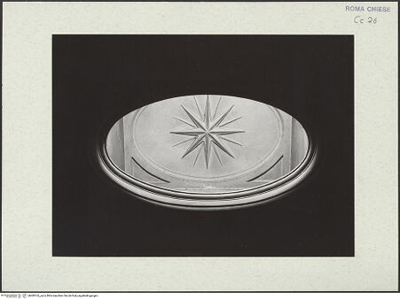 Vorderseite von Savio, Oscar [https://www.deutsche-digitale-bibliothek.de/content/lizenzen/rv-fz/] Santa Maria in VallicellaOratorio di San Filippo NeriSala BorrominiLoggetta dei cardinali - Öffnung über dem nördlichen Eingang (zum ersten Hof führend), Detail, bh485162_recto. Foto.