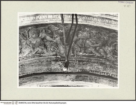 Vorderseite von Sopr. BAS ROMA [https://www.deutsche-digitale-bibliothek.de/content/lizenzen/rv-ez/] Szenen aus dem Leben des heiligen Bernhardin von SienaAkanthusranken mit Putti - Detail: Zwei Putten, in der Mitte ein Wappen, nach der Restaurierung, bh485736_recto. Foto.