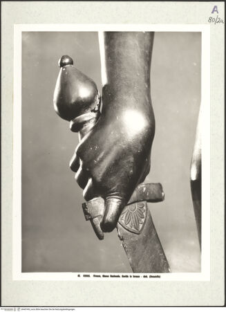 Vorderseite von Alinari [https://www.deutsche-digitale-bibliothek.de/content/lizenzen/rv-ez/] David - Detail, Hand mit Schwertgriff von vorn, bh487493_recto. Foto.