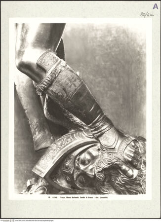 Vorderseite von Alinari [https://www.deutsche-digitale-bibliothek.de/content/lizenzen/rv-ez/] David - Detail, unterer Teil der Figur mit Kopf des Goliath, bh487518_recto. Foto.