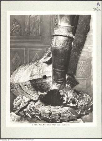 Vorderseite von Alinari [https://www.deutsche-digitale-bibliothek.de/content/lizenzen/rv-ez/] David - Detail, unterer Teil der Figur von hinten, bh487519_recto. Foto.