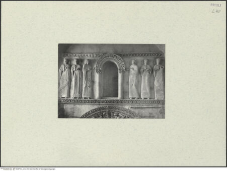 Vorderseite von unbekannt [https://www.deutsche-digitale-bibliothek.de/content/lizenzen/rv-ez/] Dekoration der WestwandOberer Teil: Sechs weibliche Heilige - Gesamtansicht, bh487524_recto. Foto.