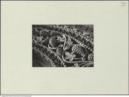 Vorderseite von unbekannt [https://www.deutsche-digitale-bibliothek.de/content/lizenzen/rv-ez/] Dekoration der WestwandUnterer Teil: Archivolte und Türsturz - Archivolte, Detail, bh487525_recto. Foto.