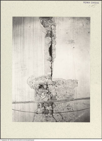 Vorderseite von Archivio Fotografico della SBAA Lazio? [https://www.deutsche-digitale-bibliothek.de/content/lizenzen/rv-ez/] Santi Nereo e Achilleo - Inneres, nordwestliche Obergadenwand, Baunaht 110 cm vor der Ecke zur westlichen Stirnwand, Detail mit karolingischem Türpfosten (rechts) und Mauerwerk aus der Zeit Sixtus' IV. (links), bh488562_recto. Foto: Sacchi, G..