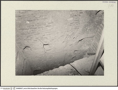 Vorderseite von Archivio Fotografico della SBAA Lazio? [https://www.deutsche-digitale-bibliothek.de/content/lizenzen/rv-ez/] Santi Nereo e AchilleoWestliches Pastophorium - Westliches Pastophorium, Inneres, südöstliche Wand auf Höhe des ersten Absatzes des Campanile, Detail: vermauerte Öffnung mit Sturz in Ziegelsteinen, bh488607_recto. Foto: Sacchi, G..
