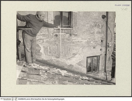 Vorderseite von Archivio Fotografico della SBAA Lazio? [https://www.deutsche-digitale-bibliothek.de/content/lizenzen/rv-ez/] Santi Nereo e AchilleoWestliches Pastophorium - Westliches Pastophorium aus Nordosten, Detail der nordöstlichen Wand, Mauerwerk mit Türsturz des Eingangs zum ehemaligen Matroneum, bh488609_recto. Foto: Sacchi, G..