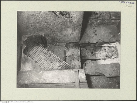 Vorderseite von Archivio Fotografico della SBAA Lazio? [https://www.deutsche-digitale-bibliothek.de/content/lizenzen/rv-ez/] Santi Nereo e Achilleo - Treppe zum Campanile, Stufen aus spätantiken Marmorblöcken mit doppeltem Mäanderband, bh488612_recto. Foto: Sacchi, G..