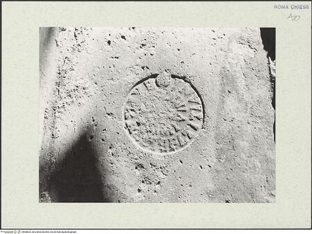 Vorderseite von Archivio Fotografico della SBAA Lazio? [https://www.deutsche-digitale-bibliothek.de/content/lizenzen/rv-ez/] Santi Nereo e Achilleo - Dachziegel mit rundem Stempel, Inschrift "EX PRAEDIS FL TITIANI", bh488620_recto. Foto: Sacchi, G..