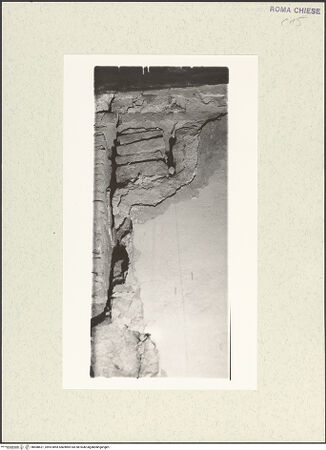 Vorderseite von Archivio Fotografico della SBAA Lazio? [https://www.deutsche-digitale-bibliothek.de/content/lizenzen/rv-ez/] Santi Nereo e Achilleo - Südöstliche Obergadenwand, Baunaht 83 cm vor der Ecke zur östlichen Stirnwand, Detail mit karolingischem Türpfosten (links) und Mauerwerk aus der Zeit Sixtus' IV. (rechts), darüber ein 43 cm langer Ziegelstein (gesprungen), bh488621_recto. Foto: Sacchi, G..