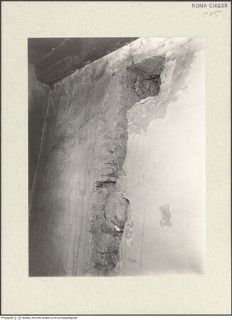 Vorderseite von Archivio Fotografico della SBAA Lazio? [https://www.deutsche-digitale-bibliothek.de/content/lizenzen/rv-ez/] Santi Nereo e Achilleo - Südöstliche Obergadenwand, Baunaht 83 cm vor der Ecke zur östlichen Stirnwand, Detail mit karolingischem Türpfosten (links) und Mauerwerk aus der Zeit Sixtus' IV. (rechts), darüber ein 43 cm langer Ziegelstein (gesprungen), bh488622_recto. Foto: Sacchi, G..