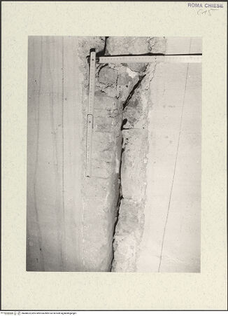 Vorderseite von Archivio Fotografico della SBAA Lazio? [https://www.deutsche-digitale-bibliothek.de/content/lizenzen/rv-ez/] Santi Nereo e Achilleo - Südöstliche Obergadenwand, Baunaht 83 cm vor der Ecke zur östlichen Stirnwand, Detail mit Mauerung unterhalb eines karolingischen Türpfostens (links) und Mauerwerk aus der Zeit Sixtus' IV. (rechts),, bh488623_recto. Foto: Sacchi, G..