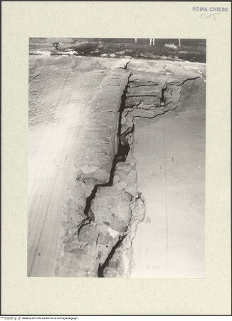 Vorderseite von Archivio Fotografico della SBAA Lazio? [https://www.deutsche-digitale-bibliothek.de/content/lizenzen/rv-ez/] Santi Nereo e Achilleo - Südöstliche Obergadenwand, Baunaht 83 cm vor der Ecke zur östlichen Stirnwand, Detail mit karolingischem Türpfosten (links) und Mauerwerk aus der Zeit Sixtus' IV. (rechts), darüber ein 43 cm langer Ziegelstein (gesprungen), bh488624_recto. Foto: Sacchi, G..
