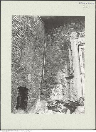 Vorderseite von Archivio Fotografico della SBAA Lazio? [https://www.deutsche-digitale-bibliothek.de/content/lizenzen/rv-ez/] Santi Nereo e Achilleo - Südöstliche Seitenfront, Obergadenwand, Ecke zum südlichen Pastophorium, Detail mit karolingischem Mauerwerk, bh488625_recto. Foto: Sacchi, G..