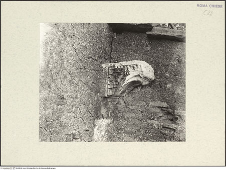 Vorderseite von unbekannt [https://www.deutsche-digitale-bibliothek.de/content/lizenzen/rv-fz/] Santi Nereo e Achilleo - Mittelschiff, südöstliche Ecke, Konsole, bh488626_recto. Foto.