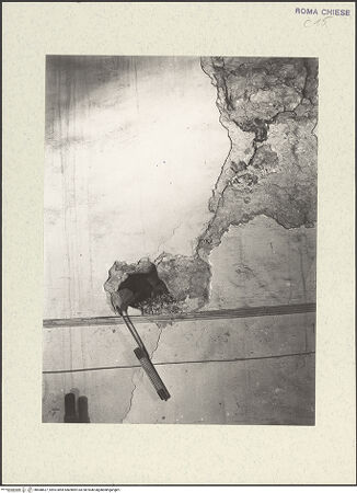 Vorderseite von Archivio Fotografico della SBAA Lazio? [https://www.deutsche-digitale-bibliothek.de/content/lizenzen/rv-ez/] Santi Nereo e Achilleo - Inneres, nordwestliche Obergadenwand, westlicher Abschnitt, Freilegungen von Mauerwerk aus der Zeit Sixtus' IV. und Öffnung (Balkenhalterung), bh488627_recto. Foto: Sacchi, G..