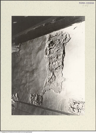 Vorderseite von Archivio Fotografico della SBAA Lazio? [https://www.deutsche-digitale-bibliothek.de/content/lizenzen/rv-ez/] Santi Nereo e Achilleo - Inneres, nordwestliche Obergadenwand, westlicher Abschnitt, Freilegungen von Mauerwerk aus der Zeit Sixtus' IV., bh488628_recto. Foto: Sacchi, G..