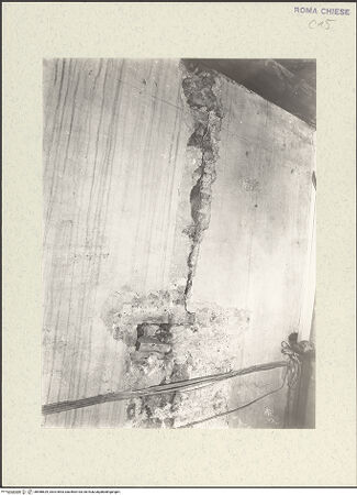 Vorderseite von Archivio Fotografico della SBAA Lazio? [https://www.deutsche-digitale-bibliothek.de/content/lizenzen/rv-ez/] Santi Nereo e Achilleo - Inneres, nordwestliche Obergadenwand, Baunaht 110 cm vor der Ecke zur westlichen Stirnwand, Detail mit karolingischem Türpfosten (rechts) und Mauerwerk aus der Zeit Sixtus' IV. (links), bh488629_recto. Foto: Sacchi, G..