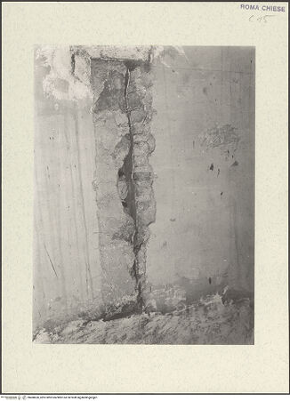 Vorderseite von Archivio Fotografico della SBAA Lazio? [https://www.deutsche-digitale-bibliothek.de/content/lizenzen/rv-ez/] Santi Nereo e Achilleo - Inneres, nordwestliche Obergadenwand, Baunaht 110 cm vor der Ecke zur westlichen Stirnwand, Detail mit karolingischem Türpfosten (rechts) und Mauerwerk aus der Zeit Sixtus' IV. (links), dazwischen karolingische Putzfragmente, bh488630_recto. Foto: Sacchi, G..