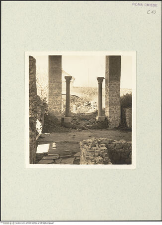 Vorderseite von  [https://www.deutsche-digitale-bibliothek.de/content/lizenzen/rv-fz/] Sant'Alessandro - Säulen und Mauerfragmente der Eingangswand und des Portikus', bh488633_recto. Foto.