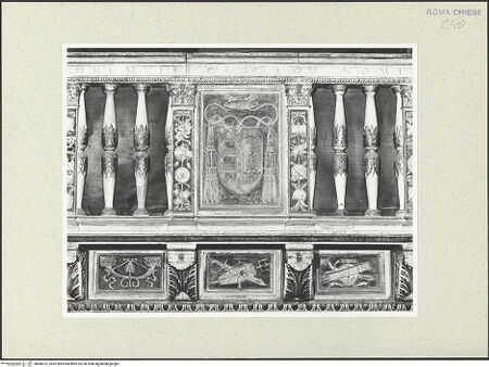 Vorderseite von Sopr. BAS ROMA [https://www.deutsche-digitale-bibliothek.de/content/lizenzen/rv-ez/] Sängelkanzel - Detail: Wappen des Stifters Diego Meléndez Valdés, bh488747_recto. Foto.