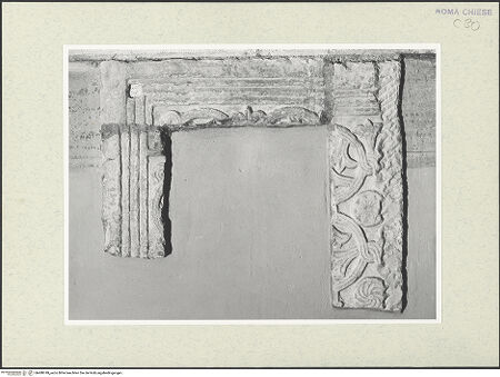 Vorderseite von Sopr. BAS ROMA [https://www.deutsche-digitale-bibliothek.de/content/lizenzen/rv-ez/] Fragment eines Türrahmens - , bh488749_recto. Foto.