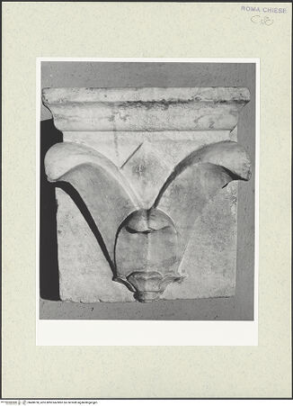 Vorderseite von Sopr. BAS ROMA [https://www.deutsche-digitale-bibliothek.de/content/lizenzen/rv-ez/] Blattkapitellfragment, als Weihwasserbecken wiederverwendet - , bh488750_recto. Foto.